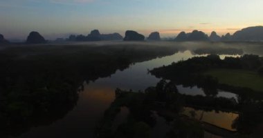 Hava: Gündoğumu, orman ve dağ görünümleri sis.