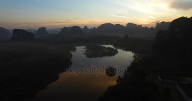 Anteni: Kalkış orman göl üzerinde gündoğumu adlı dağ manzaralı.