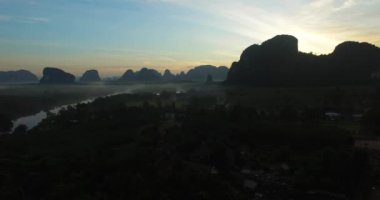 Anteni: Kalkış sisli orman üzerinde gündoğumu adlı dağ manzaralı.