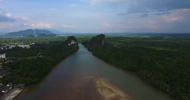 Aéreo: O fluxo do rio entre duas rochas perto da estrada de tráfego . — Vídeo de Stock