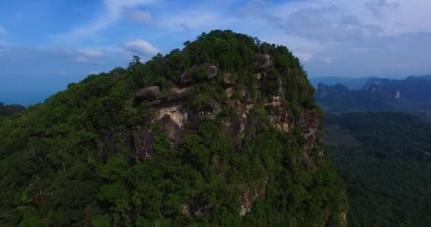 Aérea: El hombre controla el dron sentado en un punto de vista de roca en la montaña . — Vídeo de stock