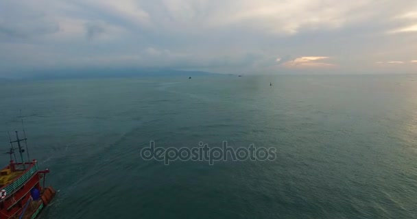 Antenne: Fischerboot fährt zur Anlegestelle. — Stockvideo