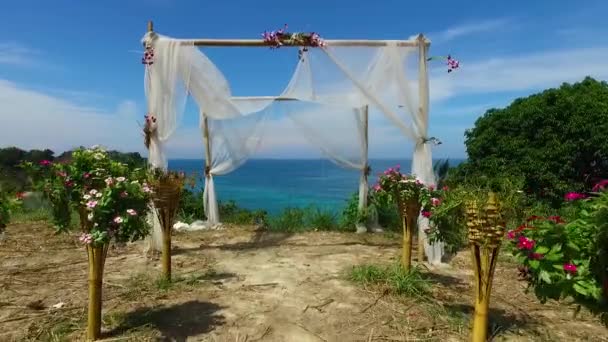 Aéreo: Voando através do arco de casamento para o mar . — Vídeo de Stock
