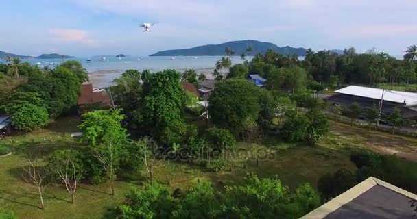 Antena: Człowiek kontroluje drona z dachu. — Wideo stockowe