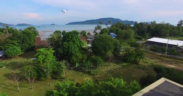 Aéreo: Homem controla o drone do telhado . — Vídeo de Stock