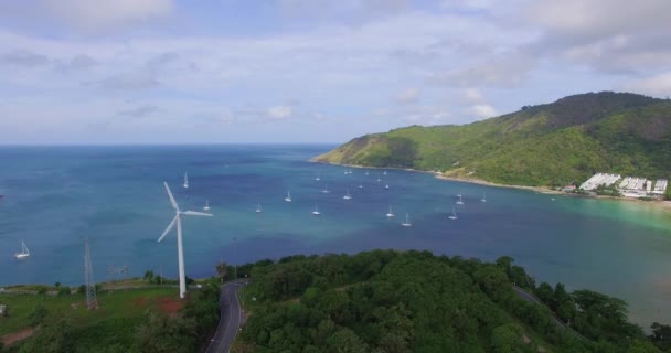 風車とボートのラグーナに航空写真: フライング. — ストック動画