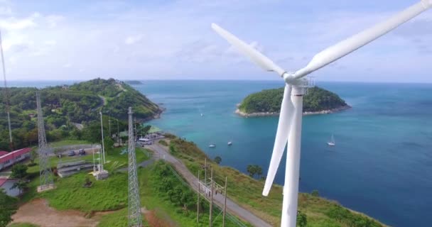 Antenna: Felszállás közelében a szélmalom. Nézd a Yanui beach. — Stock videók