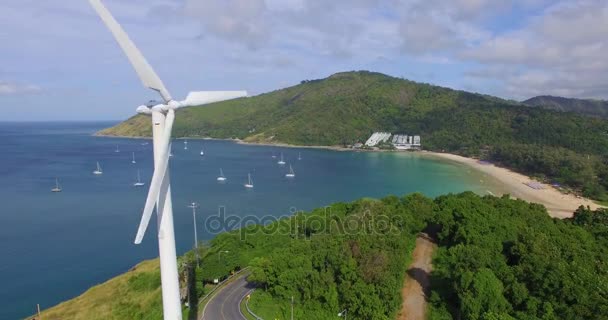 Antenna: Felszállás a szélmalom, azzal a céllal, a Patong beach közelében. — Stock videók