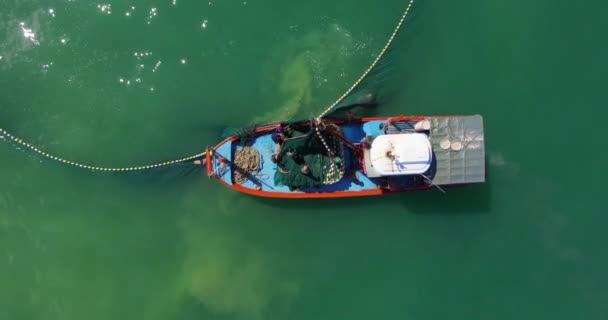 Aérien : Des pêcheurs sur un bateau prennent un réseau de mer . — Video