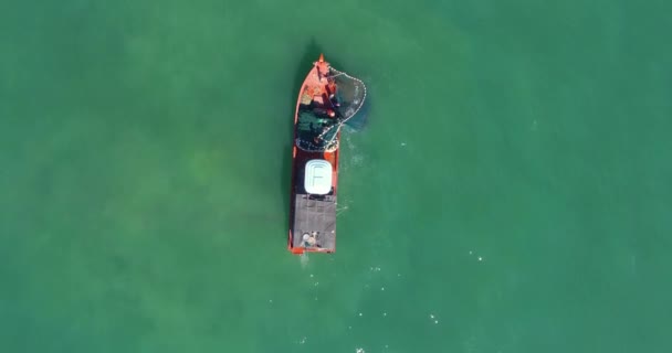 Antenn: Fiskare som arbetar på en segelbåt ta ut ett nätverk av havet. — Stockvideo