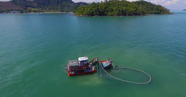 Luchtfoto: Vissers werken op een vissersboot, opgeheven uit de zee visnet. — Stockvideo