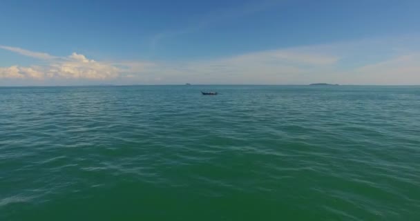 Aérea: Bote de cola larga solitario con pescador en mar abierto . — Vídeos de Stock