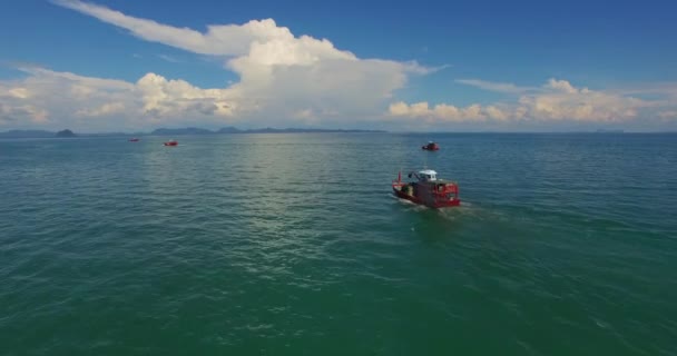Antenne: Fliegen nach einem Fischerboot im Meer. — Stockvideo