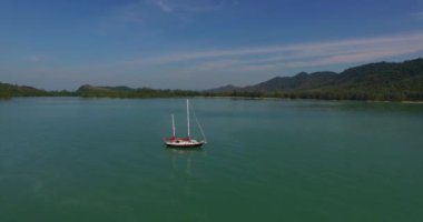 Anteni: Yalnız kırmızı yelkenli deniz.