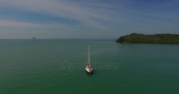 Luchtfoto: Rondvliegen eenzaam zeilboot in de zee. — Stockvideo