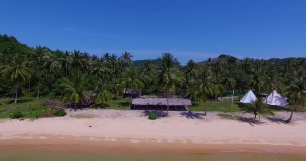 Antenne: Mann startet Drohne am schönen Strand. — Stockvideo