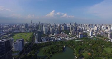Anteni: Bangkok bir kuş bakışı görünüme ile. Park, golf sahası ve İş Merkezi.