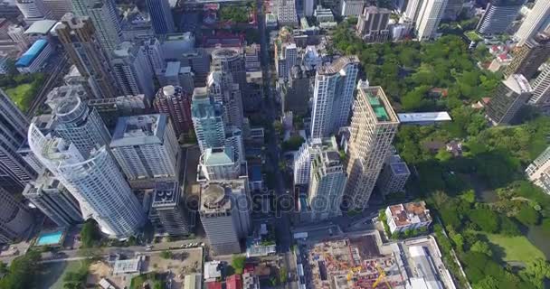 Antenne: Wolkenkrabbers en verkeer in Bangkok. — Stockvideo