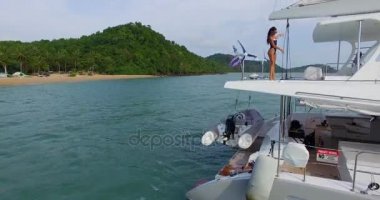 Anteni: güzel model yaht plaja yakın poz. Phuket. Tayland.