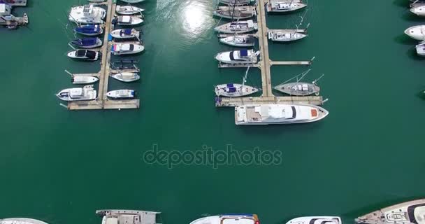 Aérea: Barcos de lujo y yahts de pie cerca de la costa en el puerto deportivo. Phuket. Tailandia . — Vídeos de Stock