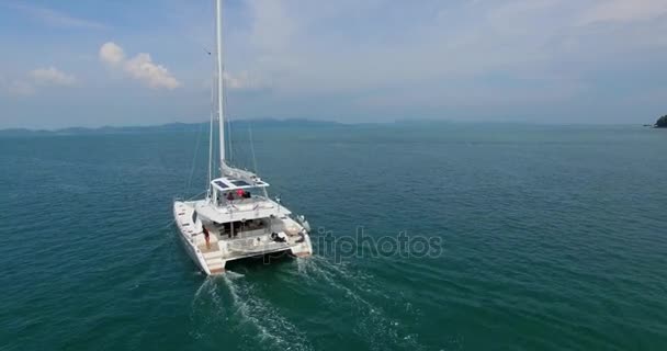 Aérea: Hermoso yaht de lujo con bonita vela modelo en el mar de Andamán. Tailandia . — Vídeos de Stock