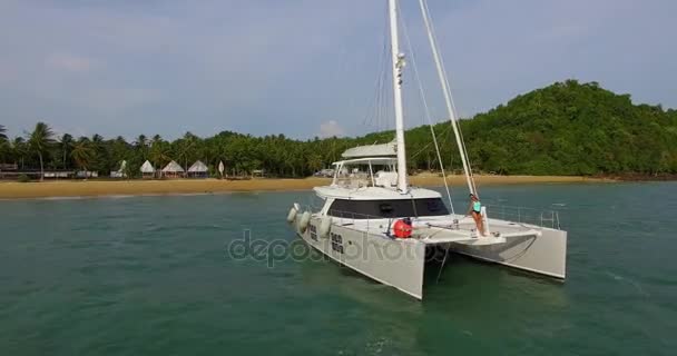 Anteni: güzel kız yaht plaja yakın poz. Phuket. Tayland. — Stok video