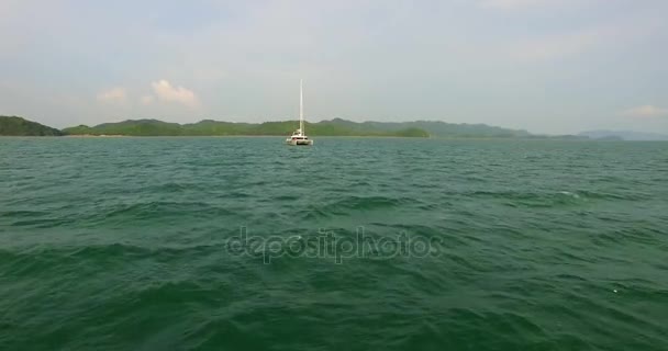 Антени: Красиві розкіш yaht плавання в Андаманського моря. Таїланд. Пхукет Таун. — стокове відео