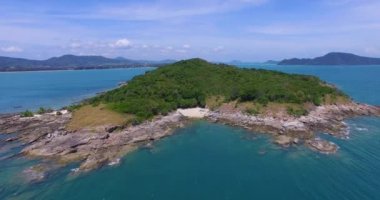 Anteni: Denizin içinde bir vahşi adada sahilde Yong modeli. Tayland. Phuket.