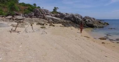 Hava: Genç bayan adanın vahşi sahilde yürüyor. Tayland. Phuket.