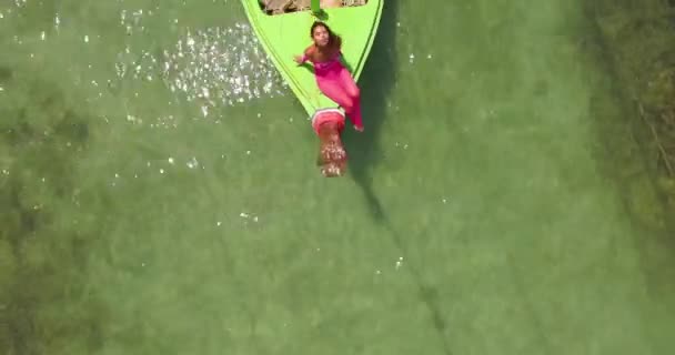 Aéreo: Menina bonita situando e posando em barco de cauda longa. Tailândia. Phuket. . — Vídeo de Stock