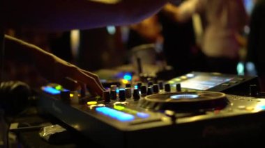 Bangkok, Tayland 20 Nisan 2017: Eller, müzik karışık Dj.