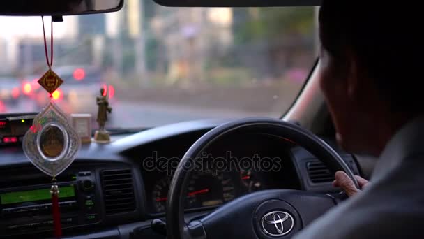 Bangkok, Thailand, 19 April 2017: De taxichauffeur rijdt de auto. — Stockvideo