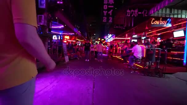 BANGKOK, THAÏLANDE 20 avril 2017 : Un homme marche dans la rue avec des bars et des filles — Video