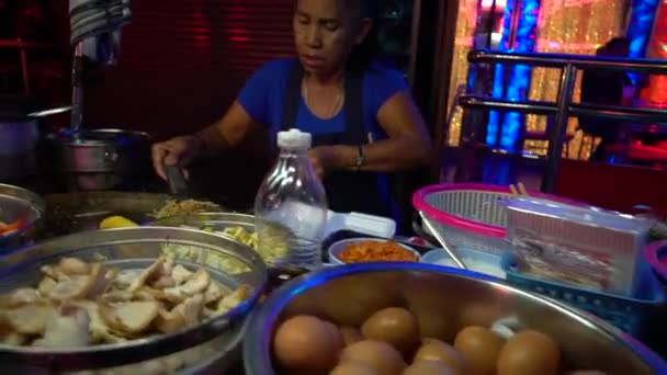 Bangkok, Thajsko 20. dubna 2017:Thai pouliční jídlo. Žena je na vaření a prodává — Stock video