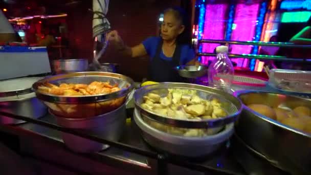 Bangkok, Thailand, 20 April 2017: Thaise vrouw is het koken van voedsel op straat. — Stockvideo