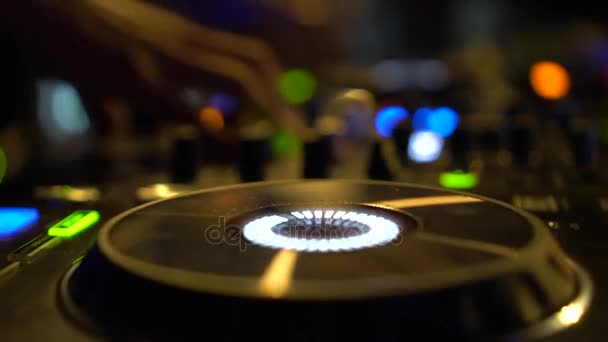 DJ hands mistura música em seu mixer. Painel de controle do misturador DJs . — Vídeo de Stock