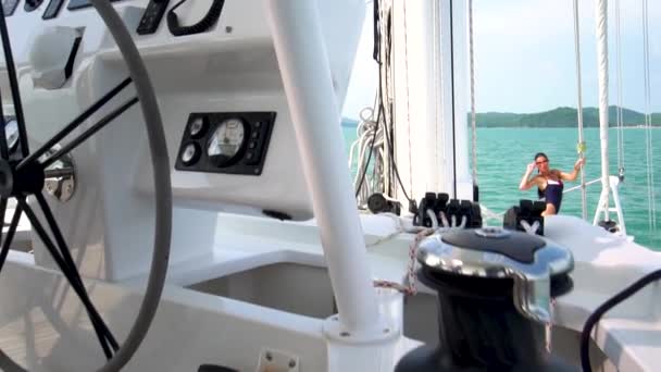 Volant de yacht et pose fille au mât sur le fond. Vue sur mer . — Video