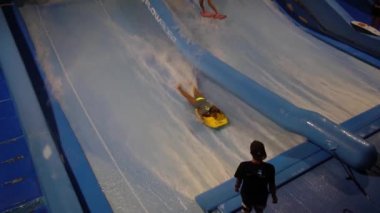 Phuket, Tayland 12 Mayıs 2017: İki kız surf makine sörf. Flowboard.