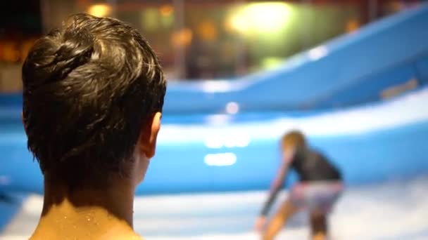 PHUKET, THAILAND May 12,2017:Man is watching two girls are surfing on flowboards — Stock Video