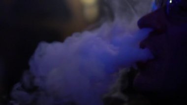 Bir adam geceleri elektronik sigara sigara Close-Up.