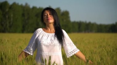Bir gülümseyen ve huzurunun kız buğday alanında Close-Up.