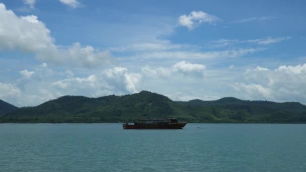 Großes handgefertigtes thailändisches Holzboot steht am Meer. — Stockvideo