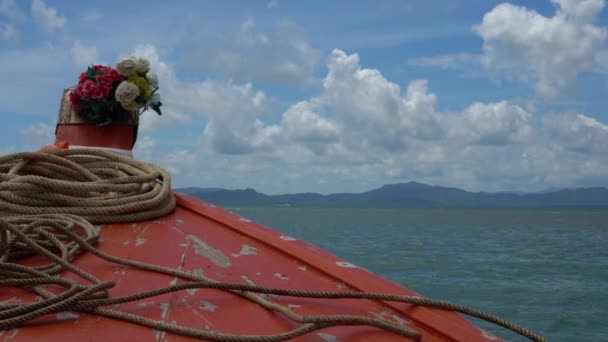 Der Bug des thailändischen Langschwanzbootes und die wunderschöne Landschaft mit Meer und Bergen. — Stockvideo