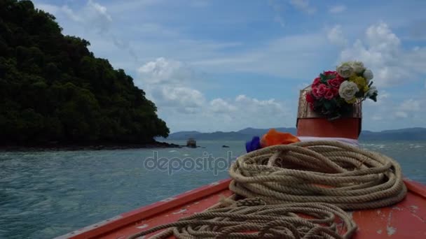 Barco de cauda longa com uma corda na proa e bela vista com mar e montanhas . — Vídeo de Stock