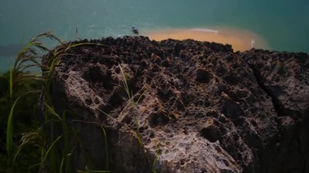 Pohled z vrcholu útesu. Longtail lodě jsou na opuštěné pláži. — Stock video