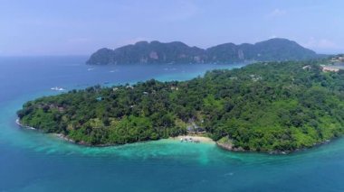 Anteni: Phi Phi Islands teknelerle küçük plaj.