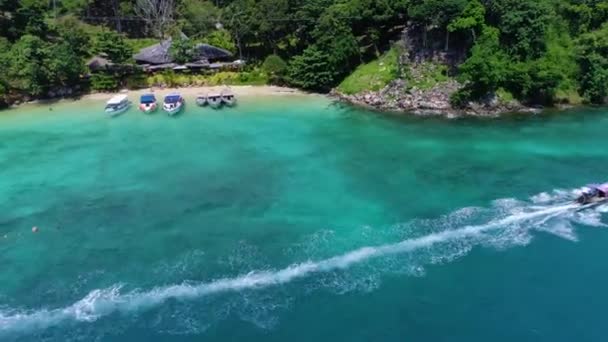 Aérien : Deux bateaux partent de la plage de Phi Phi Don . — Video