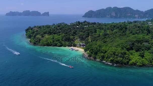 Aérien : Petite plage d'embellissement avec des bateaux sur les îles Phi Phi . — Video