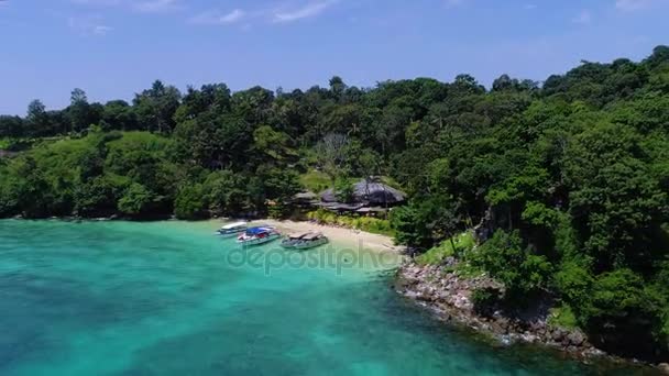 Antenne: fliegen weg von einem kleinen Strand auf phi phi don. — Stockvideo