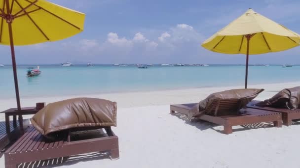 Antenn: mellan solstolar på stranden till havet. Thailand. — Stockvideo